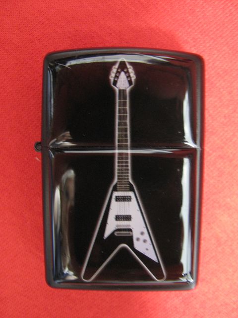 Черна бензинова запалка с бяла електрическа китара тип Flying V