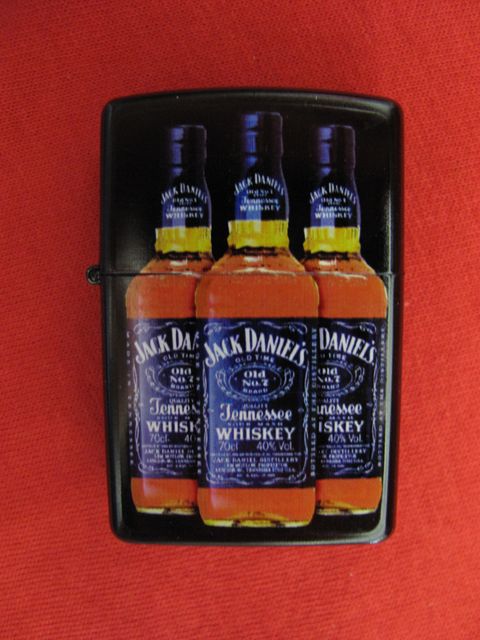 Черна метална бензинова запалка с принт на три бутилки Jack Daniel's