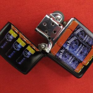 Zippo бензинова запалка Jack Daniel's – Дизайн с бутилки - Hover Image