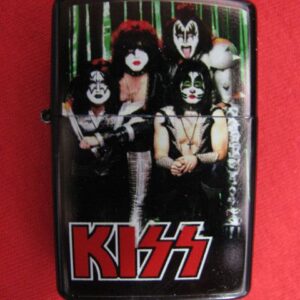 Черна бензинова запалка KISS с цветно изображение на бандата и червено лого