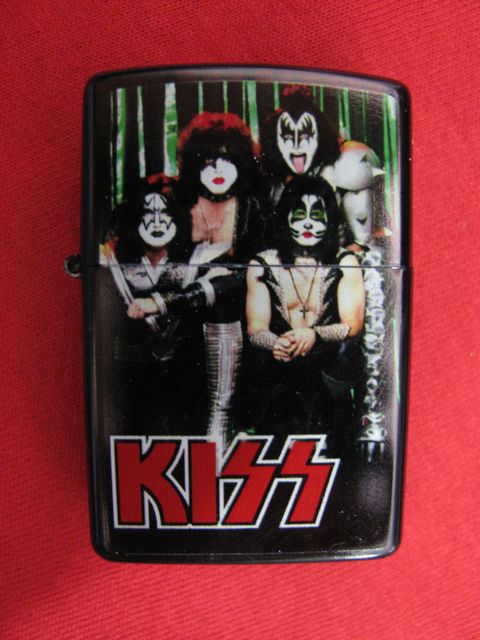 Черна бензинова запалка KISS с цветно изображение на бандата и червено лого