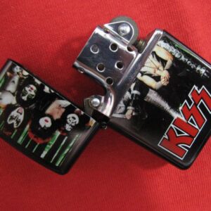 Бензинова Zippo запалка на KISS - Hover Image