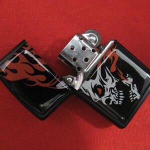 Zippo бензинова запалка Череп в пламъци - Hover Image