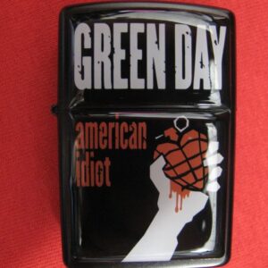 Черна бензинова запалка Green Day с ръка, държаща граната-сърце