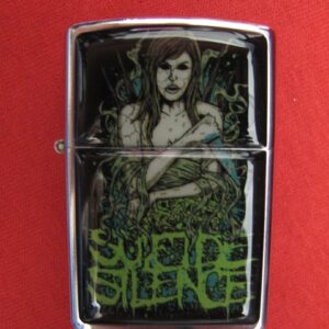 Хромирана zippo запалка на Suicide Silence с мрачна илюстрация и зелено лого
