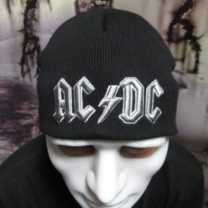 Черна зимна плетена рок шапка AC/DC с голямо сребристо бродирано лого в предната част