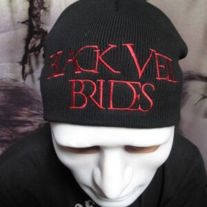 Черна зимна плетена рок шапка Black Veil Brides с червено бродирано име на групата в предната част