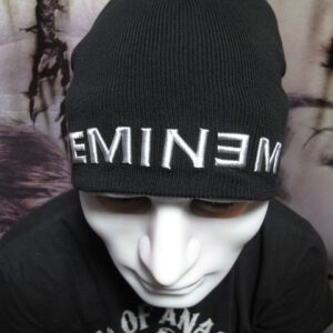 Черна зимна плетена шапка Eminem с голямо бяло бродирано лого в предната част