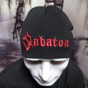 Черна зимна плетена рок шапка Sabaton с наситено червено бродирано лого в предната част