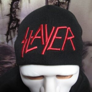 Черна зимна шапка Slayer с голямо червено бродирано лого в предната част