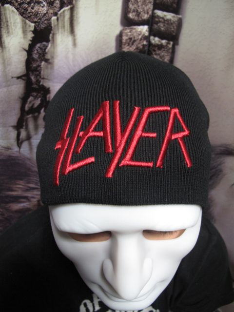Черна зимна шапка Slayer с голямо червено бродирано лого в предната част