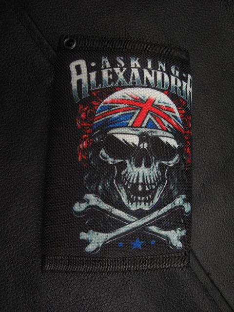 Портфейл на Asking Alexandria с пиратския череп