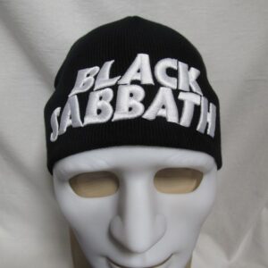 Зимна черна шапка Black Sabbath с бяла бродерия върху бял манекен