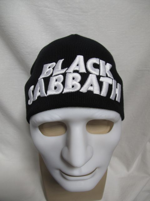 Зимна черна шапка Black Sabbath с бяла бродерия върху бял манекен