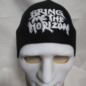 Зимна черна шапка Bring Me The Horizon с бяло лого върху бял манекен