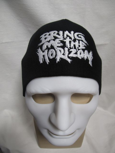 Зимна черна шапка Bring Me The Horizon с бяло лого върху бял манекен