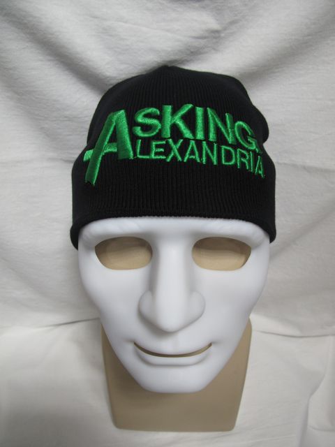 Зимна черна шапка Asking Alexandria със зелено лого върху бял манекен