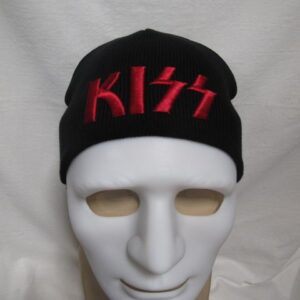 Зимна черна шапка KISS с голямо червено бродирано лого върху бял манекен