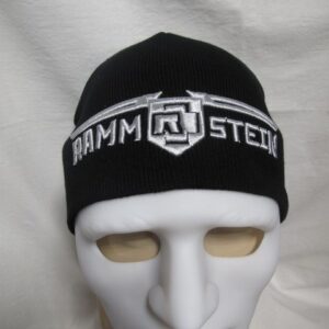 Зимна черна шапка Rammstein със сребриста бродерия на логото върху бял манекен