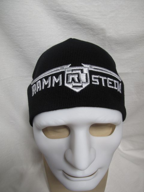 Зимна черна шапка Rammstein със сребриста бродерия на логото върху бял манекен