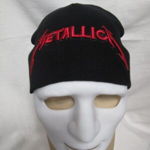 Зимна черна шапка Metallica с червено бродирано лого върху бял манекен