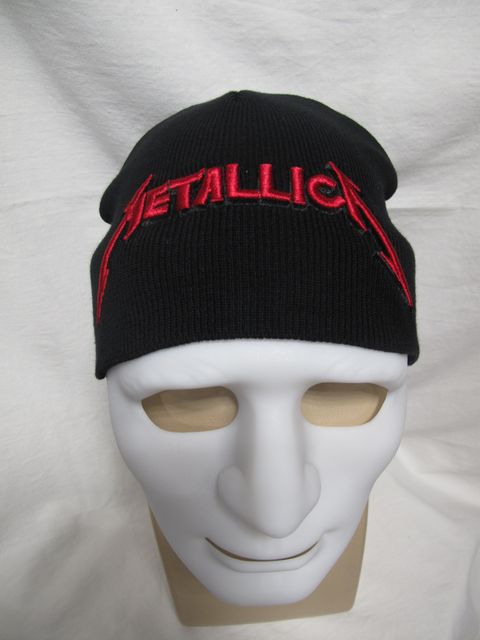 Зимна черна шапка Metallica с червено бродирано лого върху бял манекен