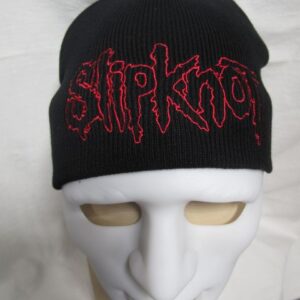 Зимна черна шапка Slipknot с червено бродирано лого върху бял манекен