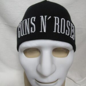 Черна зимна шапка Guns N' Roses с бял бродиран надпис върху манекен