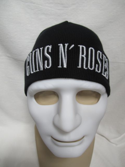Черна зимна шапка Guns N' Roses с бял бродиран надпис върху манекен