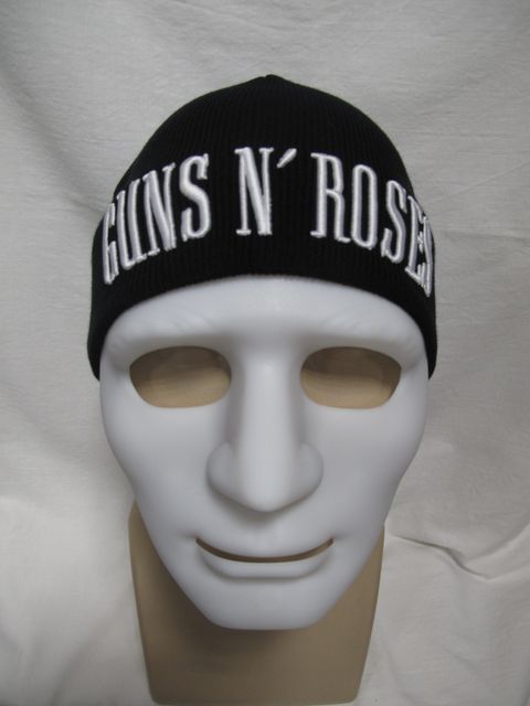 Image 1 Зимна черна шапка Guns N' Roses с бяло лого върху бял манекен