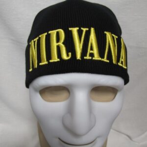 Зимна черна шапка Nirvana с жълто бродирано лого върху бял манекен