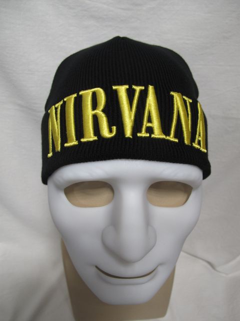 Зимна черна шапка Nirvana с жълто бродирано лого върху бял манекен