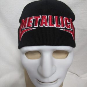 Черна зимна шапка на Metallica с червено бродирано лого върху бял манекен