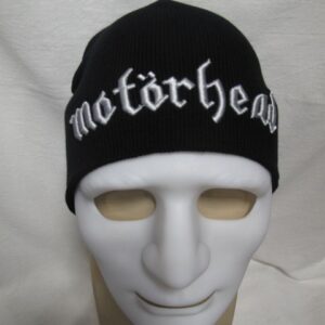 Черна плетена зимна шапка на Motörhead с бяло бродирано лого върху бял манекен