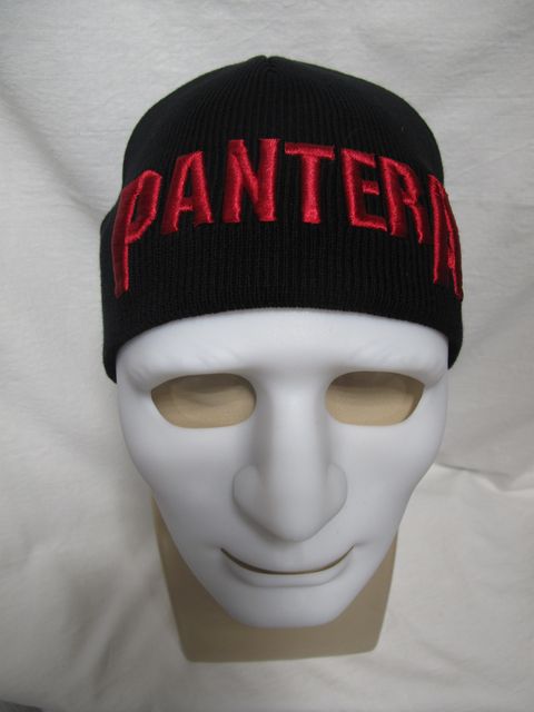 Черна зимна шапка на Pantera с наситено червено бродирано лого на челото