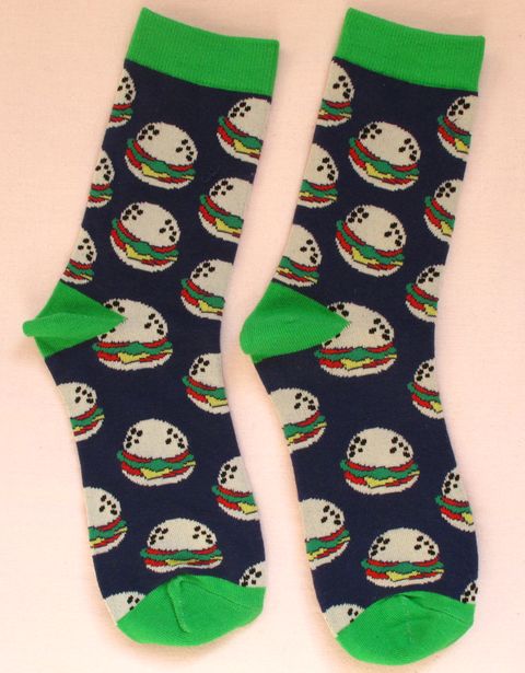 Чифт цветни тинейджърски чорапи с хамбургери на син фон от Heaven Socks