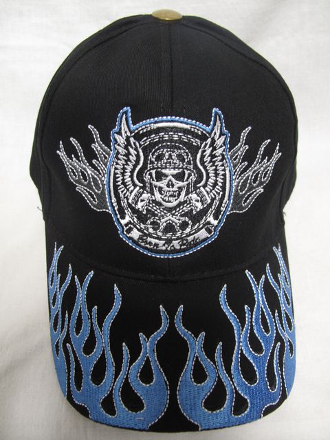 Мъжка шапка с козирка с череп и сини пламъци Rocker Style - Image 4