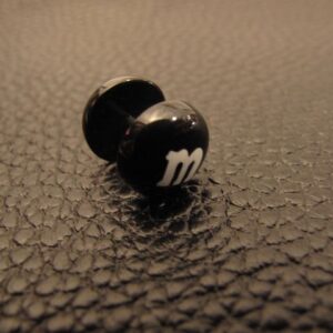 Черна стоманена обеца имитация на флеш с дизайн на бонбон M&Ms и бяла буква m
