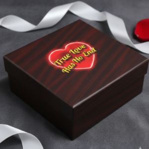Затворена луксозна кутия за бижута с послание True Love Has No End върху сив фон