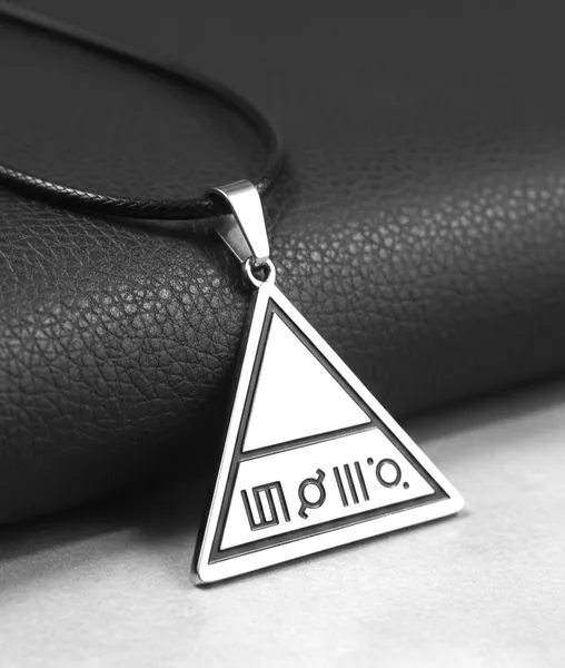 Медальон със символа Триада на 30 Seconds to Mars от стомана върху синя основа