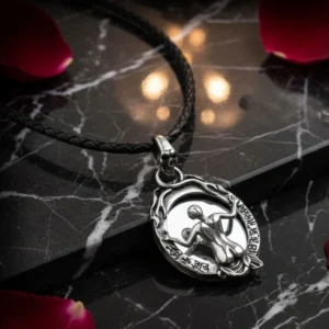 медальон Memento Mori с жената в огледало медицинска стомана с жена, оглеждаща се в огледало с отражение на череп.