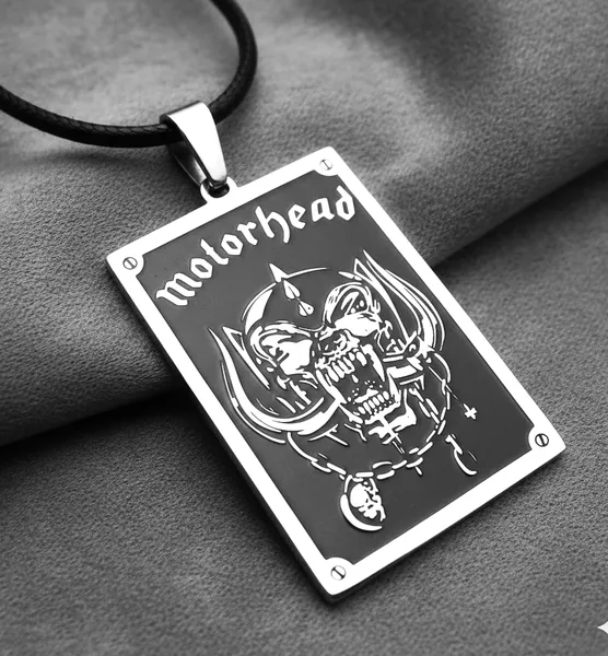 Стоманен медальон Motörhead със Snaggletooth лого върху червена кожа