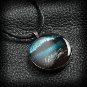Кръгъл метален медальон на Parkway Drive със синьо изображение и бяло лого под смола
