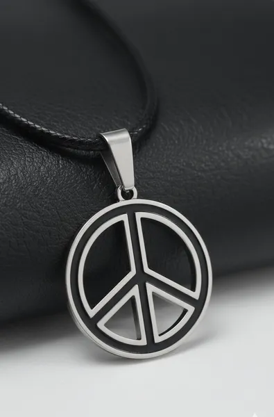 Малък стоманен медальон със символа Peace върху черна кожа