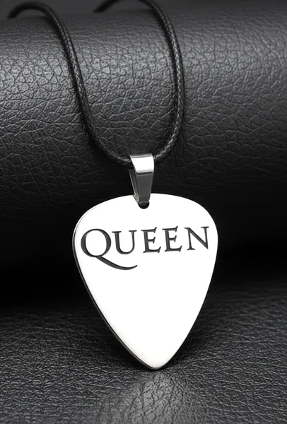 Медальон перце с логото на Queen от медицинска стомана върху черна кожа