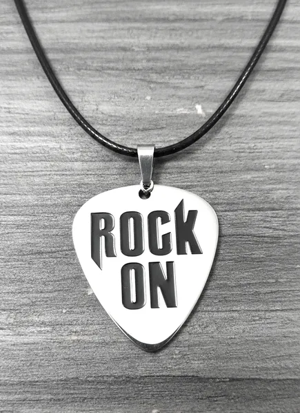 Медальон перце с гравиран надпис ROCK ON от медицинска стомана върху синя основа