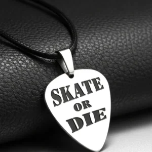 Медальон перце с надпис Skate or Die от медицинска стомана върху черна кожа