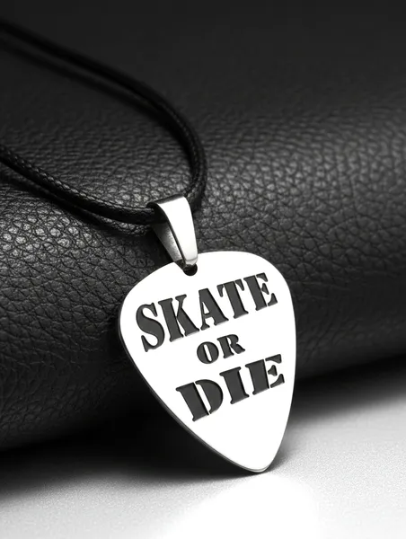 Медальон перце с надпис Skate or Die от медицинска стомана върху черна кожа