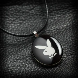 Овален метален медальон Playboy с бяло лого заек на черен фон
