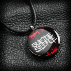Кръгъл метален медальон на Suicide Silence с бяло лого и червени пръски под смола